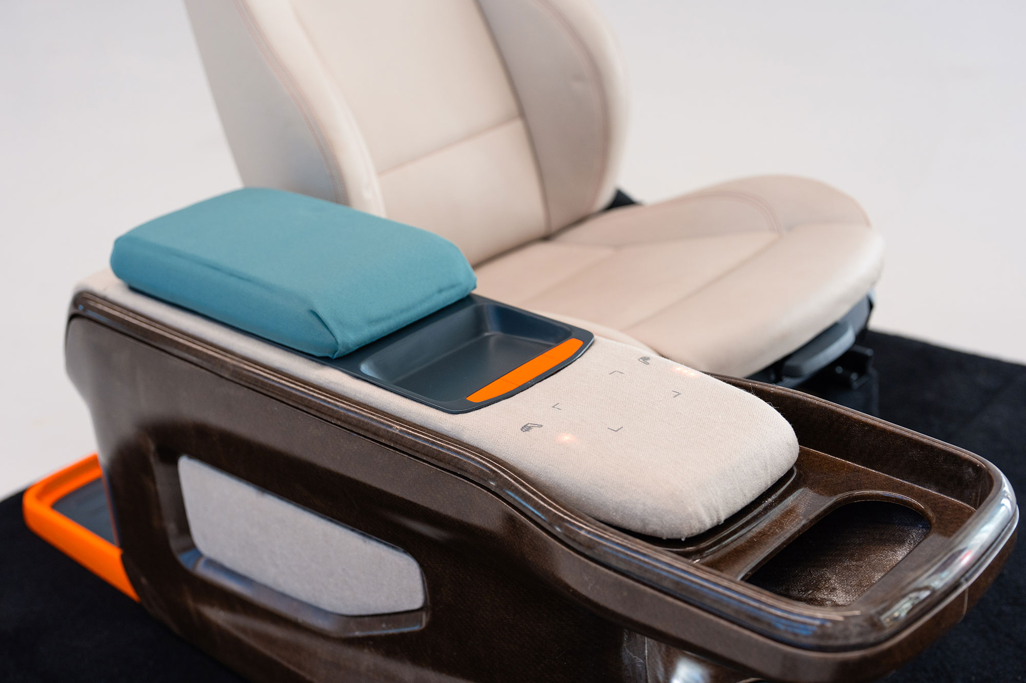Nachhaltige Mittelkonsole aus geharzten Flachsfasern im Auto-Innenraumdesign – Detailaufnahme mit Touch-Bedienelementen und Polsterauflage.