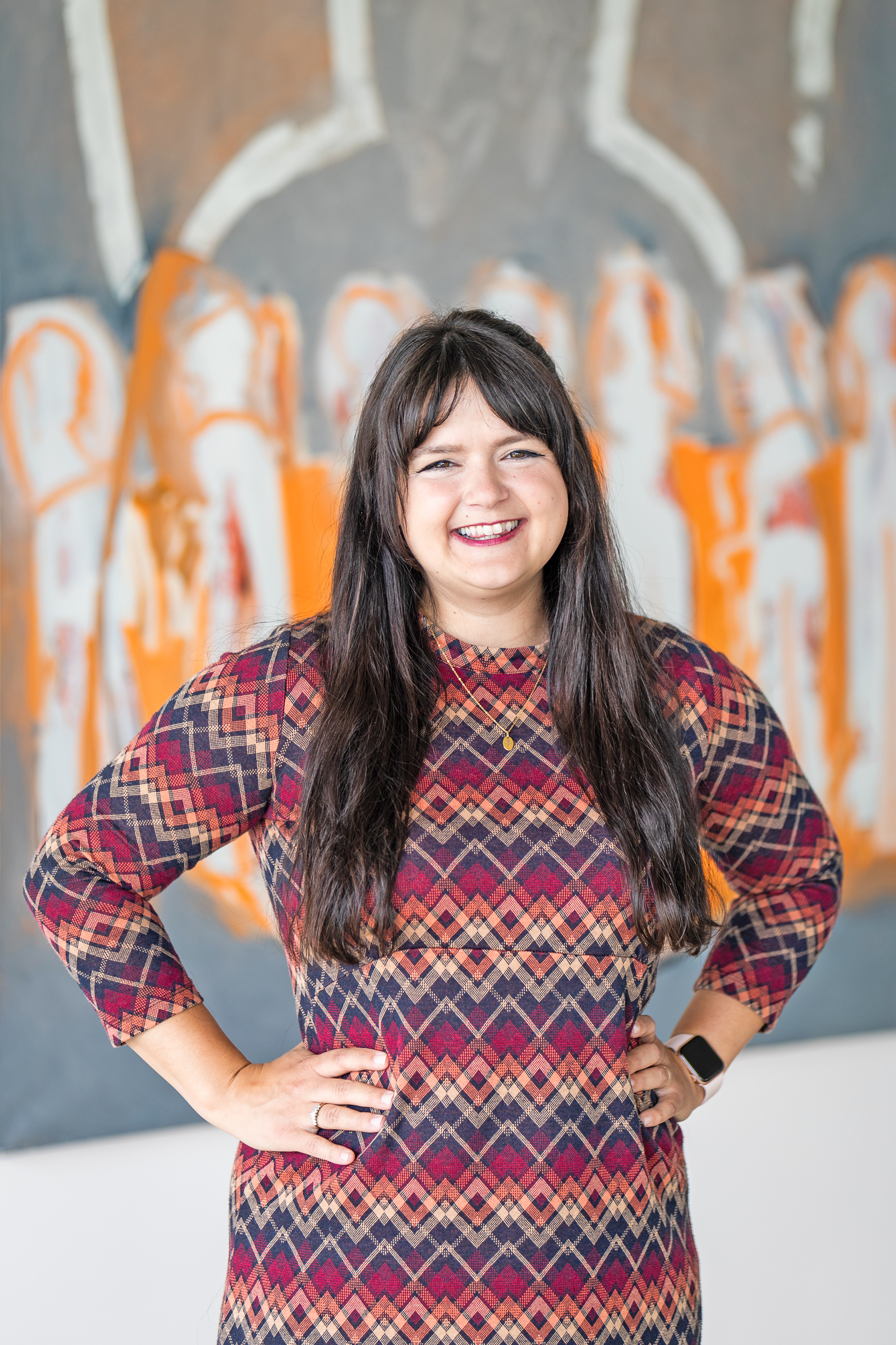 Portrait von Rachelle Sellung, Senior Scientist Researcher, im IAT-Gebäude auf dem Gelände des Fraunhofer Institutszentrum in Stuttgart-Vaihingen. Sie lacht in die Kamera und hat ihre Arme auf den Hüften aufgestellt.