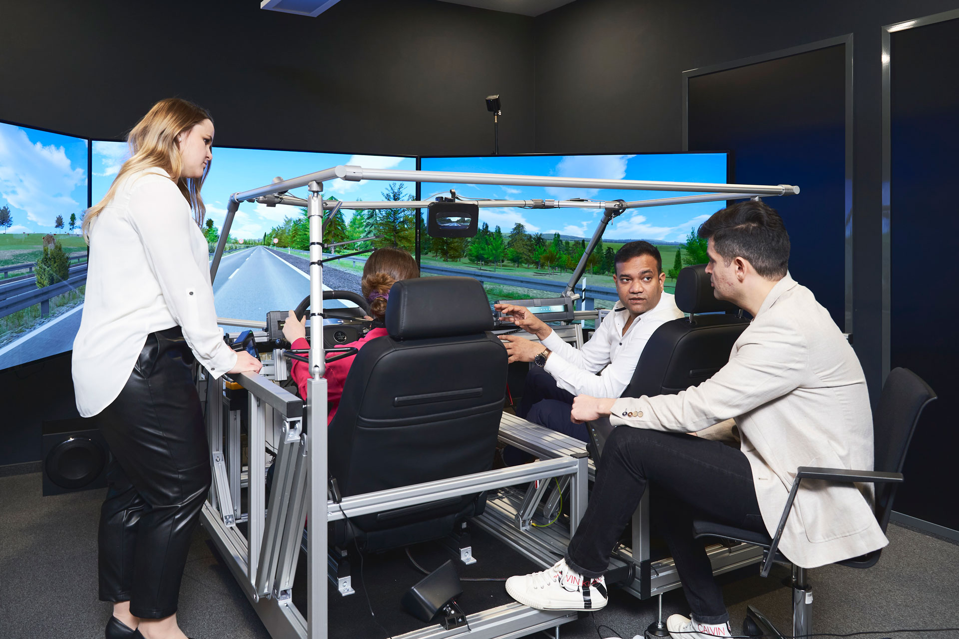 Probefahrt: Das Team testet neue Funktionsweisen in einem Fahrsimulator.