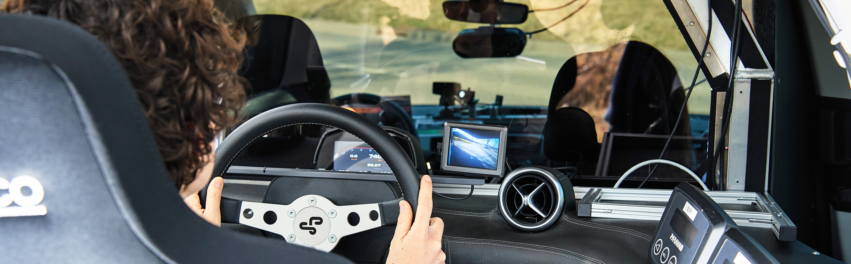 Wizard-of-Oz-Fahrzeug mit unsichtbarer Steuerung: Eine versteckte Person im Laderaum lenkt das Forschungsfahrzeug, um autonomes Fahren realitätsnah zu simulieren.
