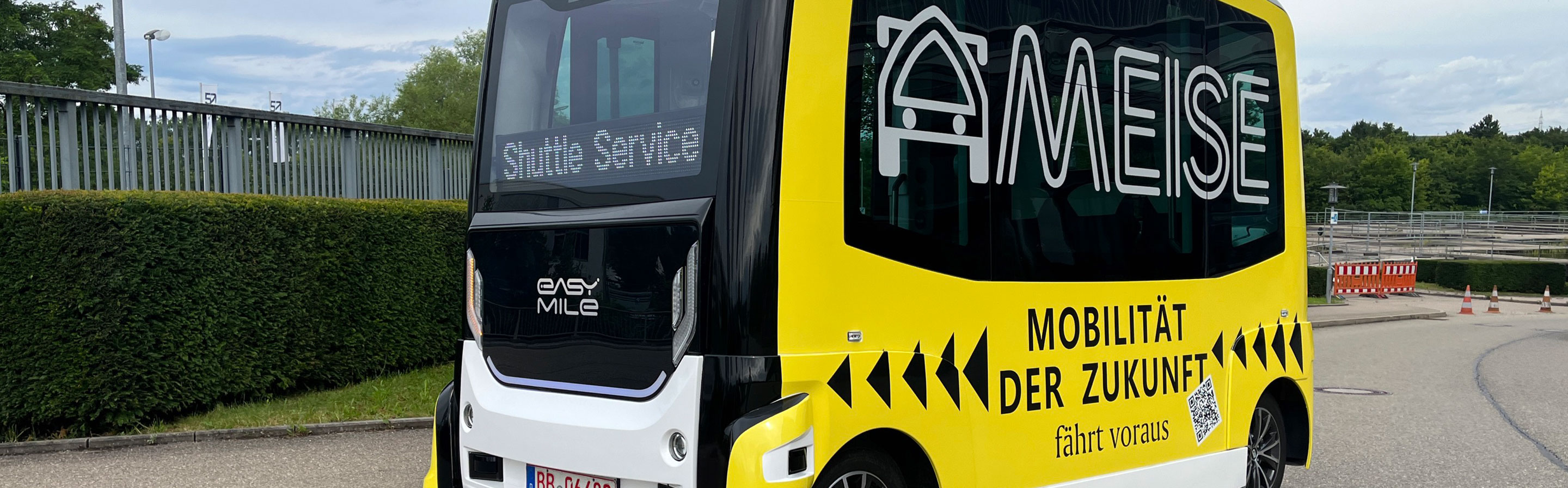 Ein autonom fahrender Bus ist abgebildet.