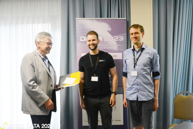 Dennis Klau und Marc-André Zöller freuen sich über die Auszeichnung.