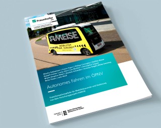 Eine Broschüre des Fraunhofer Instituts ist abgebildet, das Autonomes Fahren im ÖPNV thematisiert.